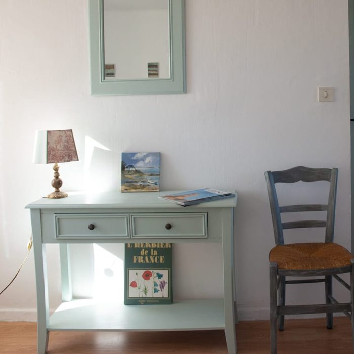Focus sur les meubles vert pastel de la chambre Douceur d'Antan.